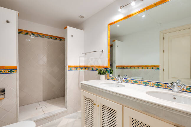 Idylliska andalusiska townhouse med fängslande natur och havsinfuserad utsikt