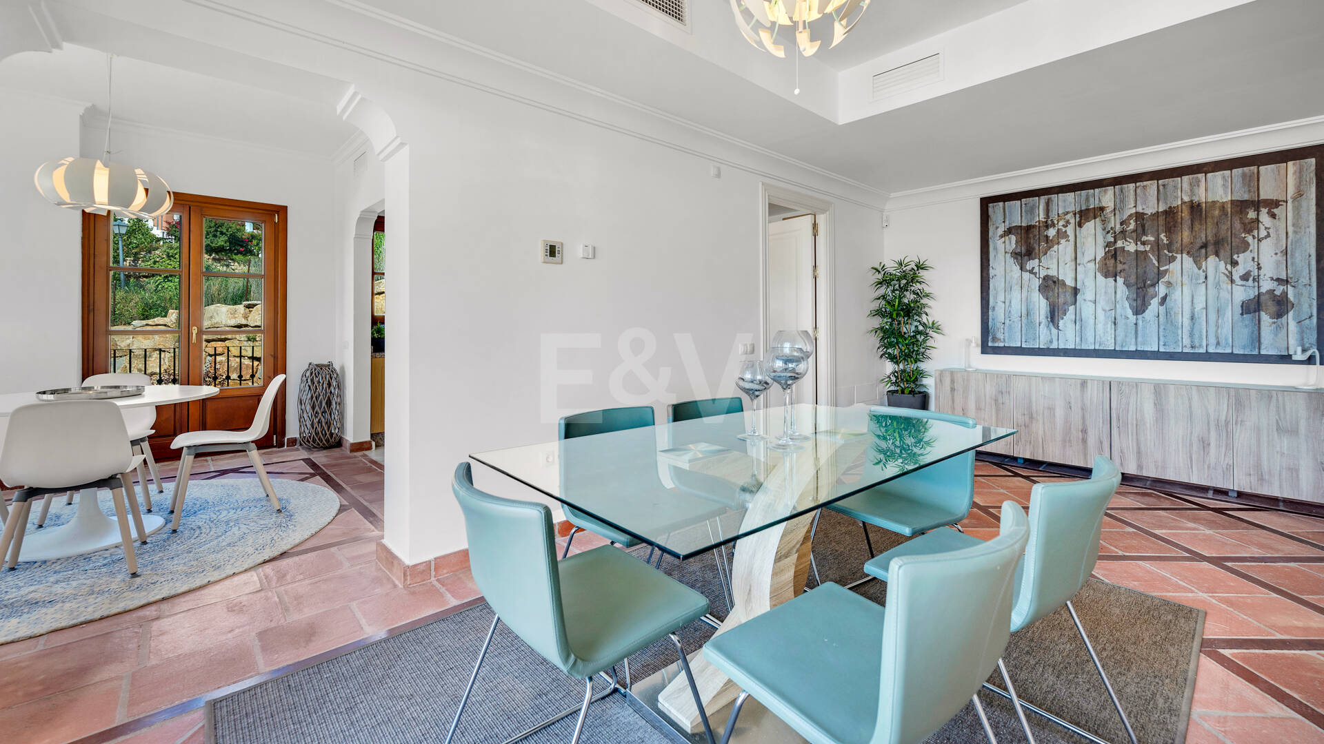 Idylliska andalusiska townhouse med fängslande natur och havsinfuserad utsikt