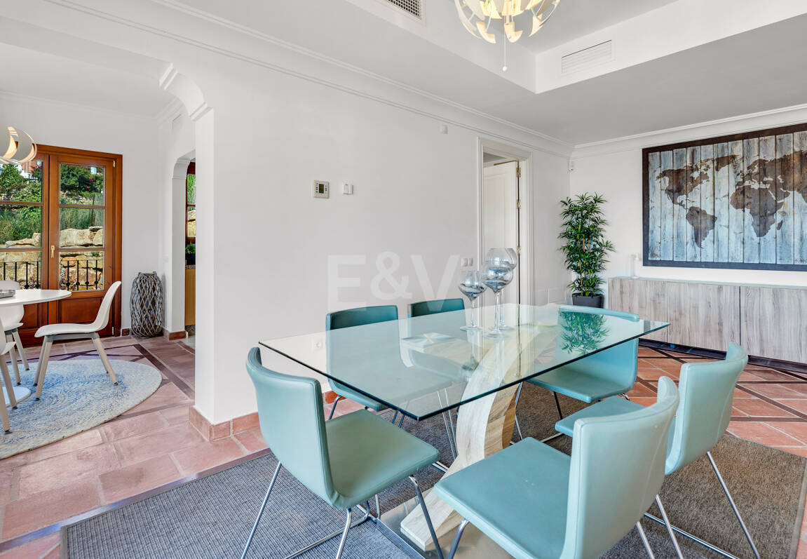 Idylliska andalusiska townhouse med fängslande natur och havsinfuserad utsikt