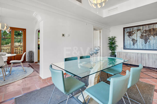 Idylliska andalusiska townhouse med fängslande natur och havsinfuserad utsikt