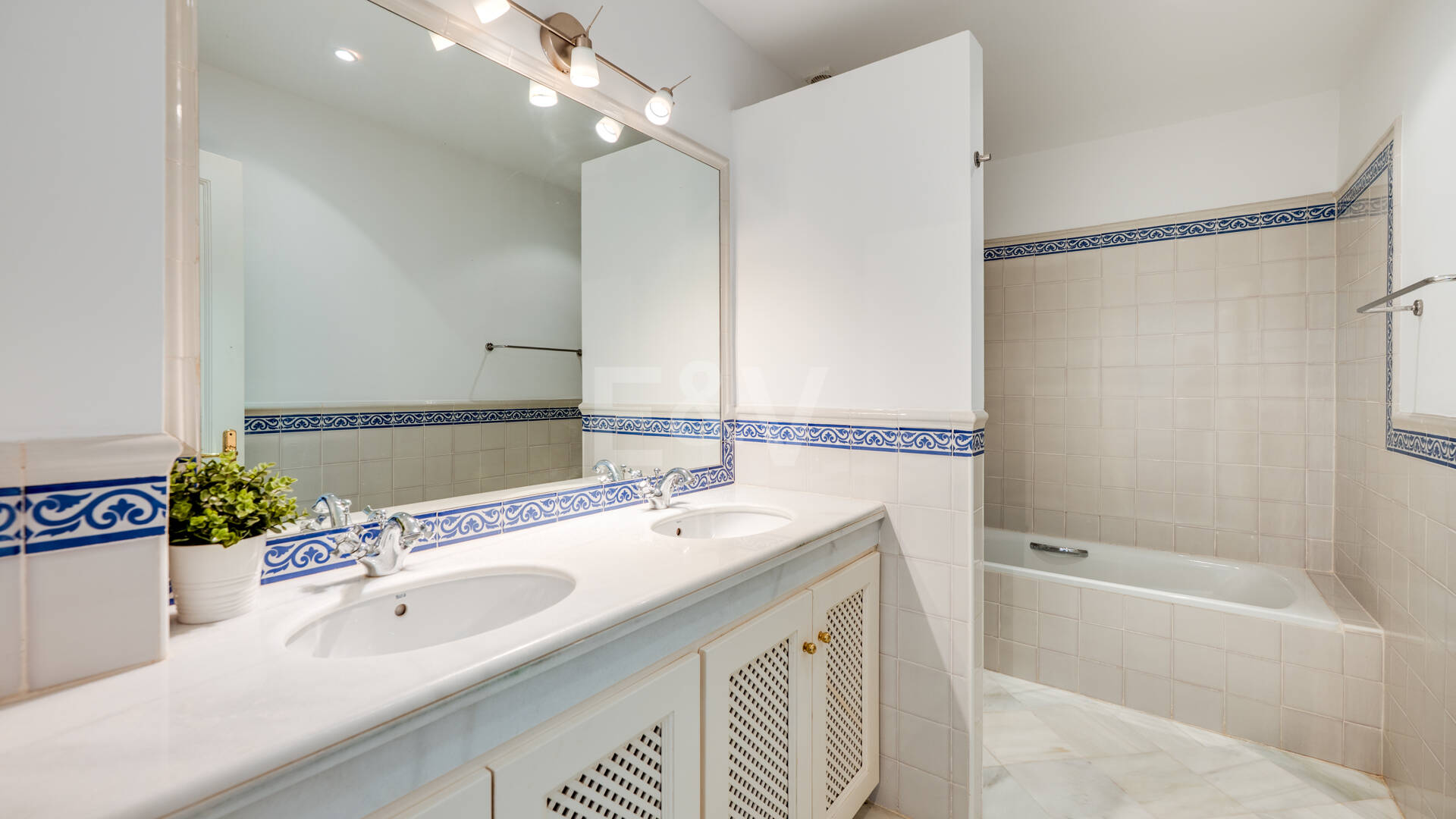 Idylliska andalusiska townhouse med fängslande natur och havsinfuserad utsikt