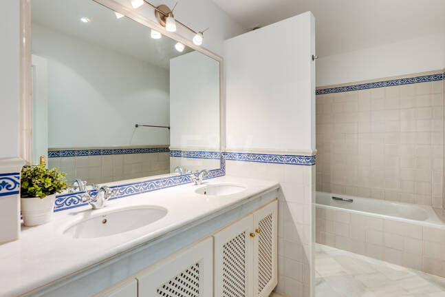 Idylliska andalusiska townhouse med fängslande natur och havsinfuserad utsikt