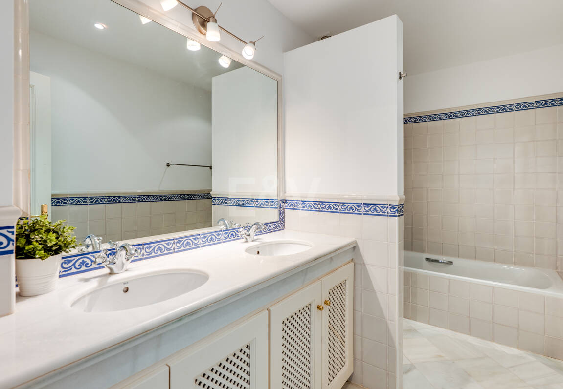 Idylliska andalusiska townhouse med fängslande natur och havsinfuserad utsikt