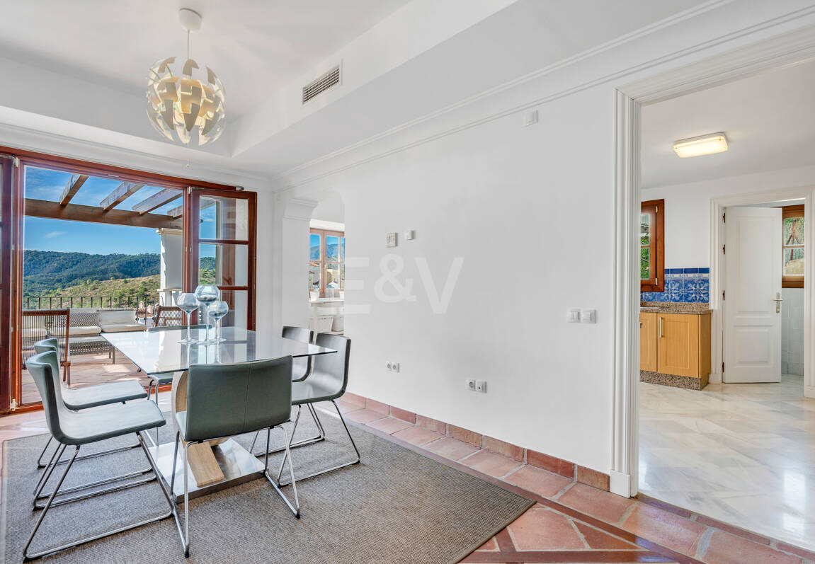 Idylliska andalusiska townhouse med fängslande natur och havsinfuserad utsikt