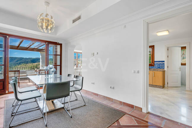 Idylliska andalusiska townhouse med fängslande natur och havsinfuserad utsikt