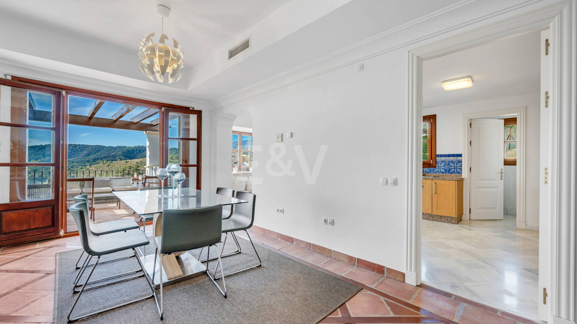 Idylliska andalusiska townhouse med fängslande natur och havsinfuserad utsikt