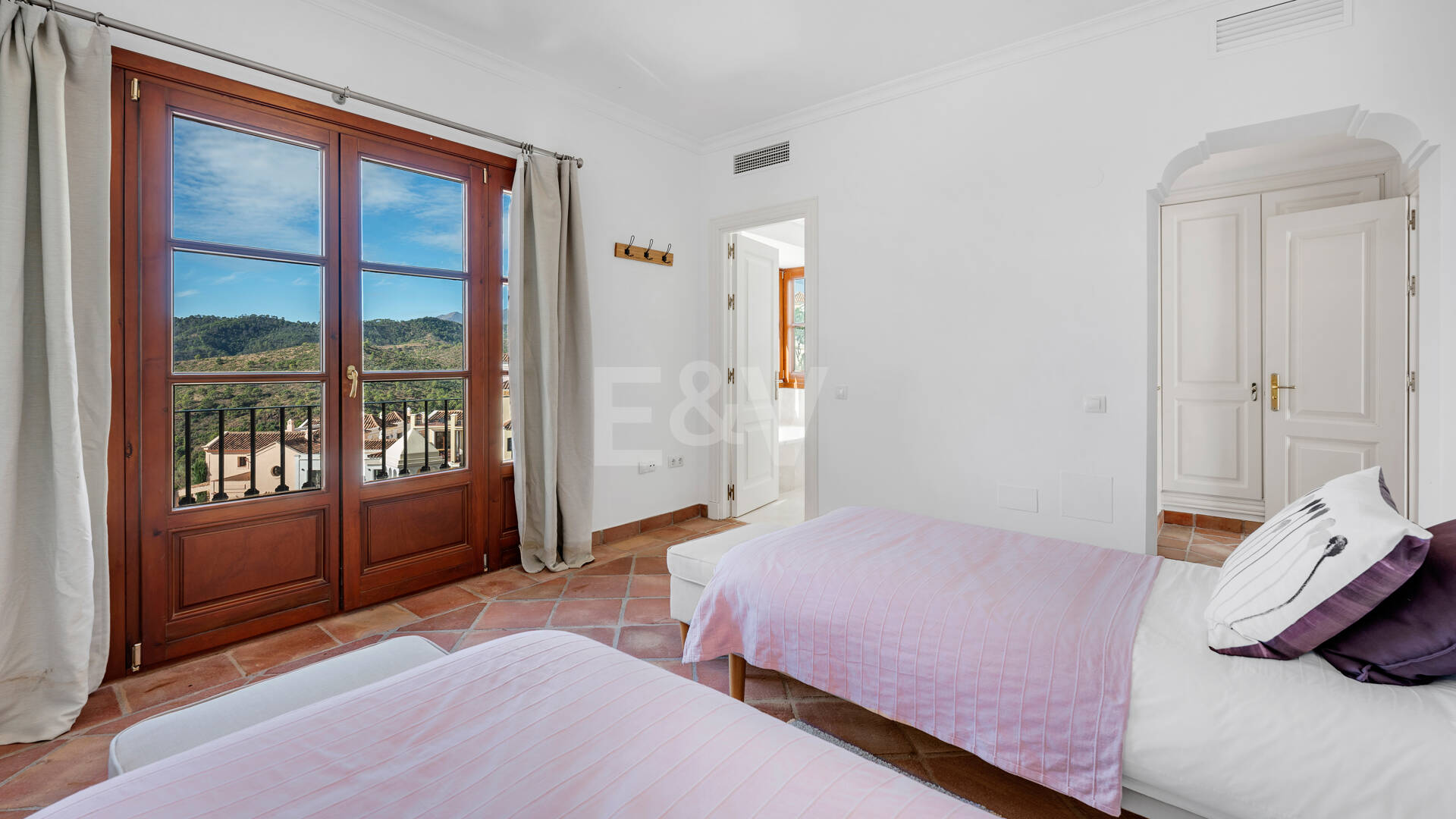 Idylliska andalusiska townhouse med fängslande natur och havsinfuserad utsikt