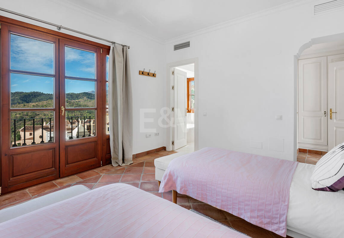 Idylliska andalusiska townhouse med fängslande natur och havsinfuserad utsikt