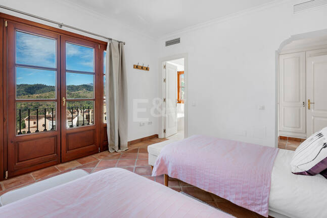 Idylliska andalusiska townhouse med fängslande natur och havsinfuserad utsikt