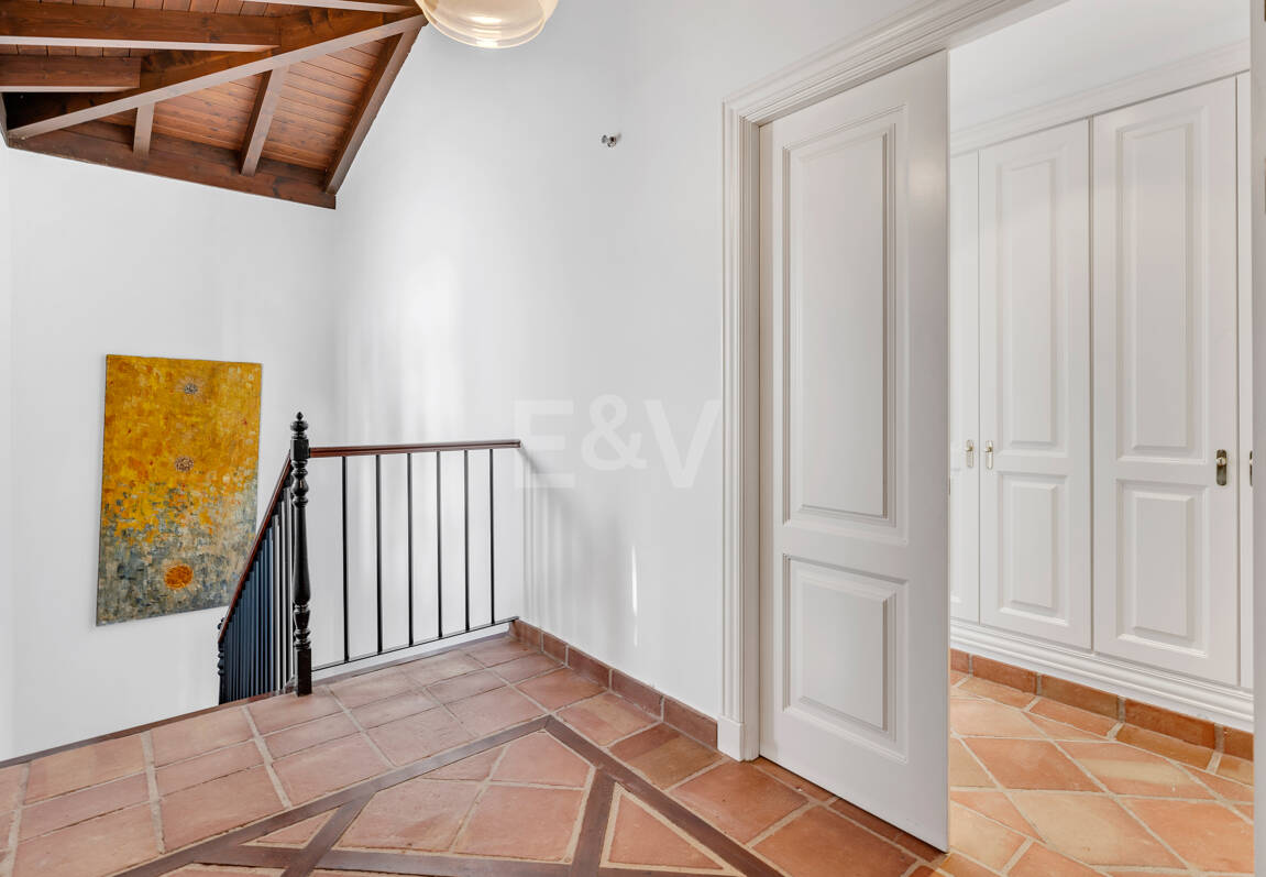 Idylliska andalusiska townhouse med fängslande natur och havsinfuserad utsikt