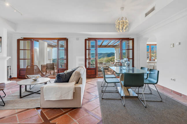 Idylliska andalusiska townhouse med fängslande natur och havsinfuserad utsikt