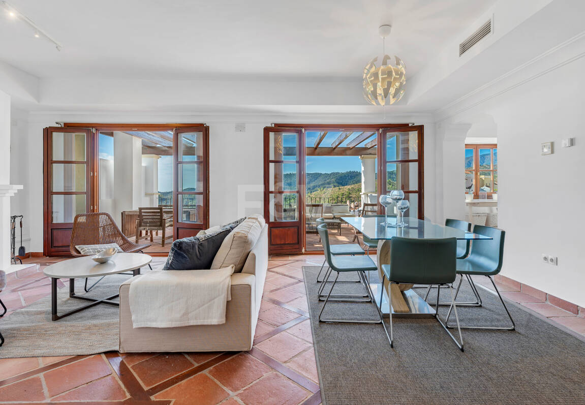 Idylliska andalusiska townhouse med fängslande natur och havsinfuserad utsikt