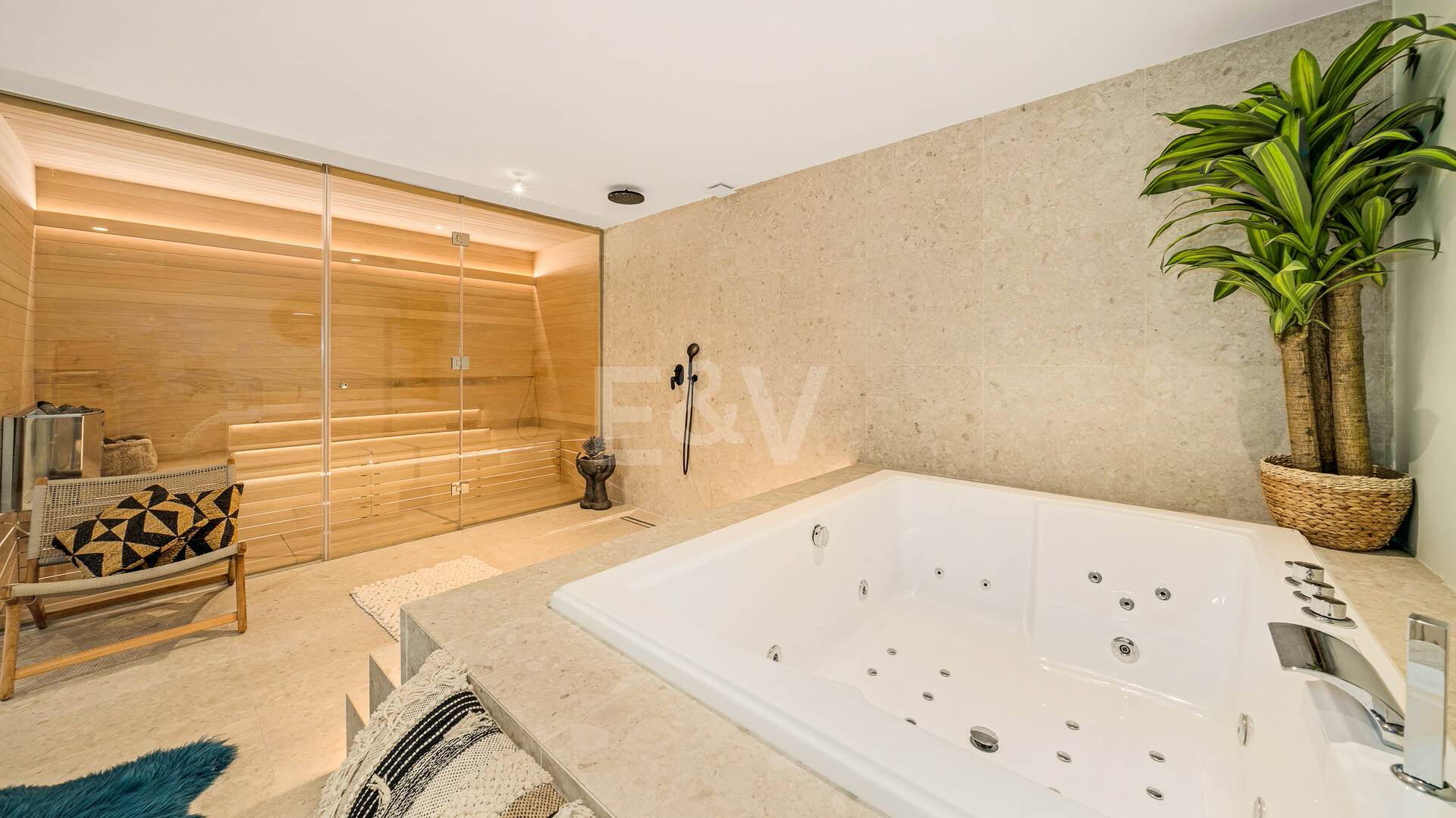 Elegante casa adosada de esquina con piscina privada a pasos de la playa en la Milla de Oro