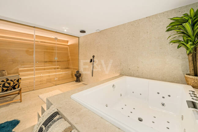 Elegante casa adosada de esquina con piscina privada a pasos de la playa en la Milla de Oro