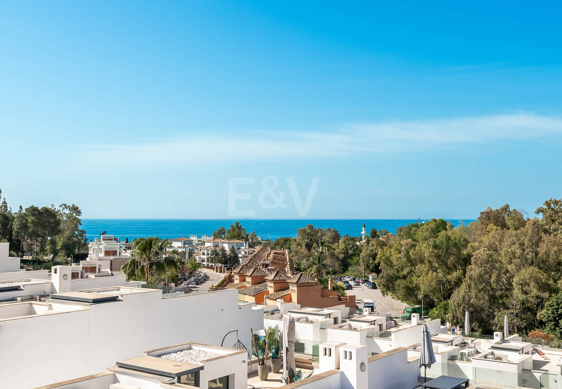Elegante casa adosada de esquina con piscina privada a pasos de la playa en la Milla de Oro