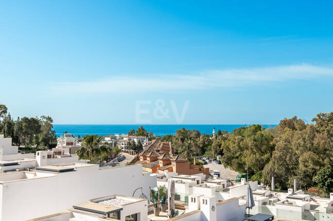 Elegante casa adosada de esquina con piscina privada a pasos de la playa en la Milla de Oro