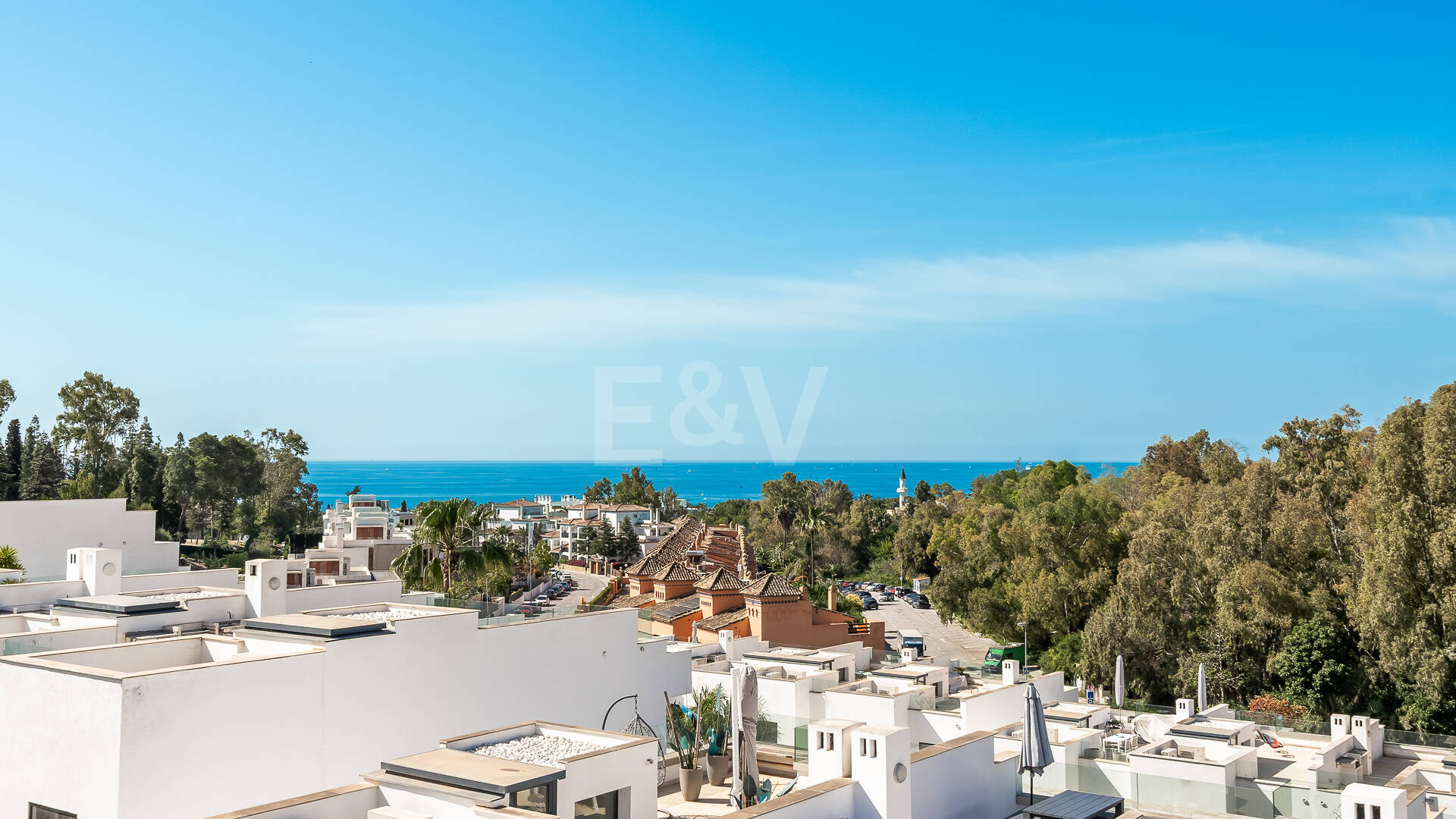 Elegante casa adosada de esquina con piscina privada a pasos de la playa en la Milla de Oro