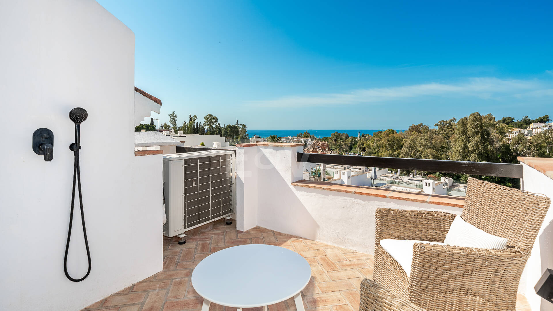 Elegante casa adosada de esquina con piscina privada a pasos de la playa en la Milla de Oro