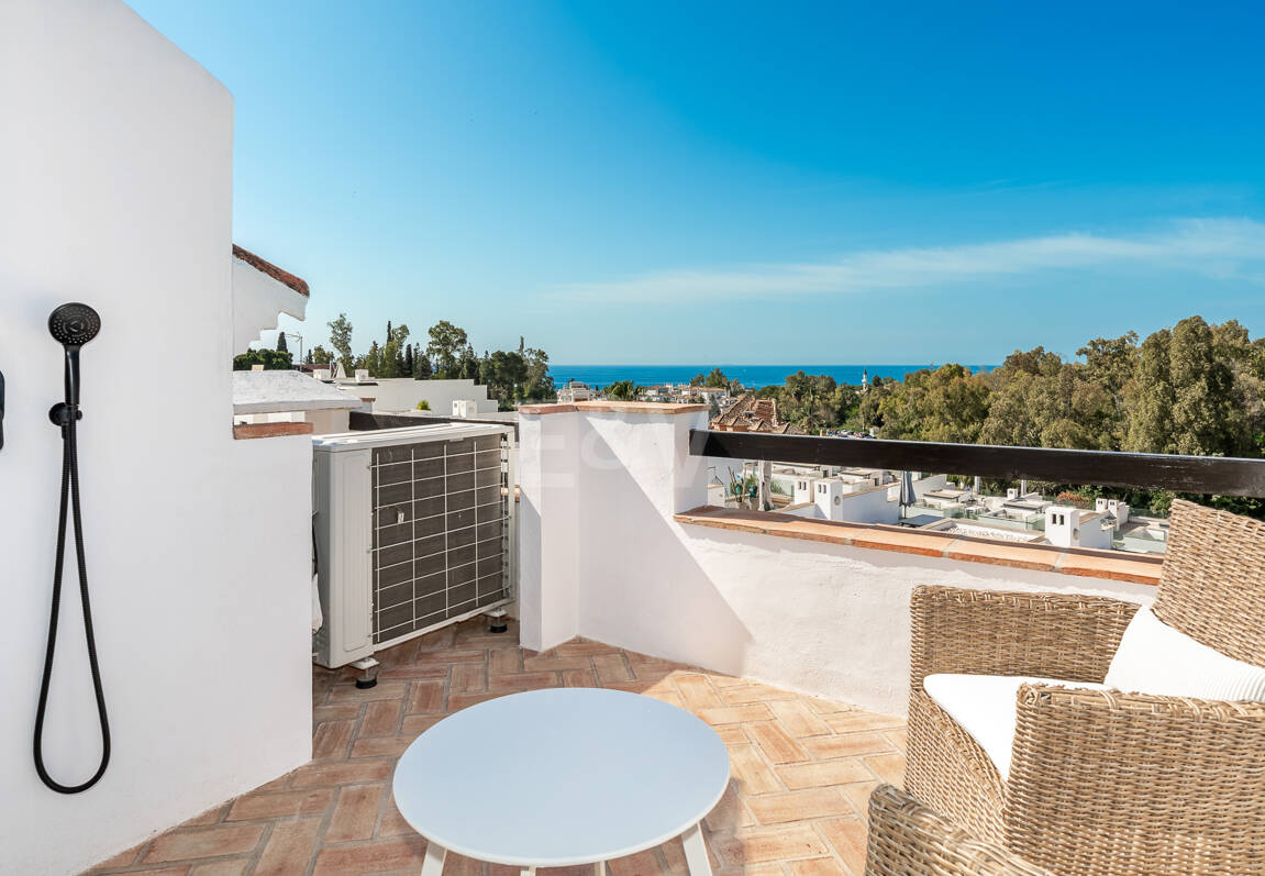 Elegante casa adosada de esquina con piscina privada a pasos de la playa en la Milla de Oro