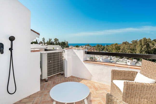 Elegante casa adosada de esquina con piscina privada a pasos de la playa en la Milla de Oro