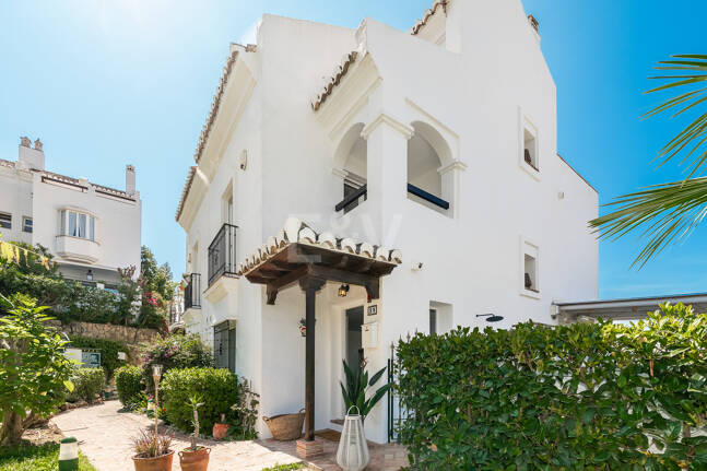 Elegante casa adosada de esquina con piscina privada a pasos de la playa en la Milla de Oro