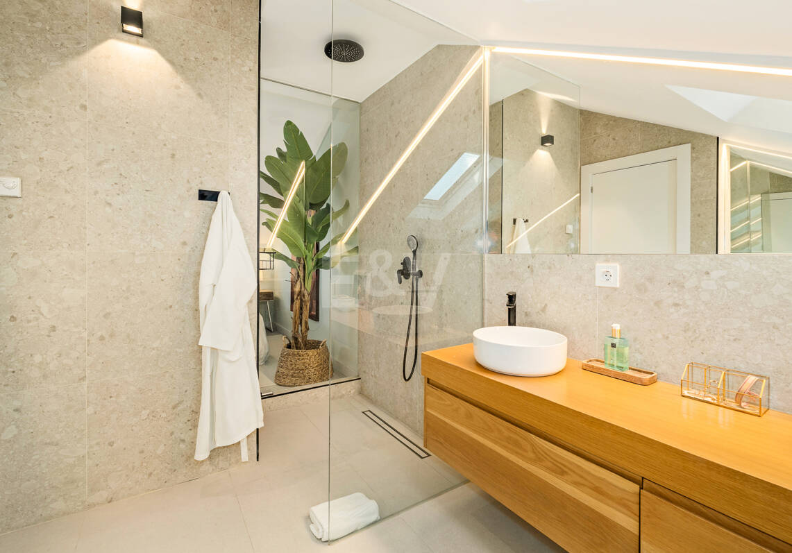 Elegantes Eckreihenhaus mit Privatem Pool in Strandnähe an der Goldenen Meile