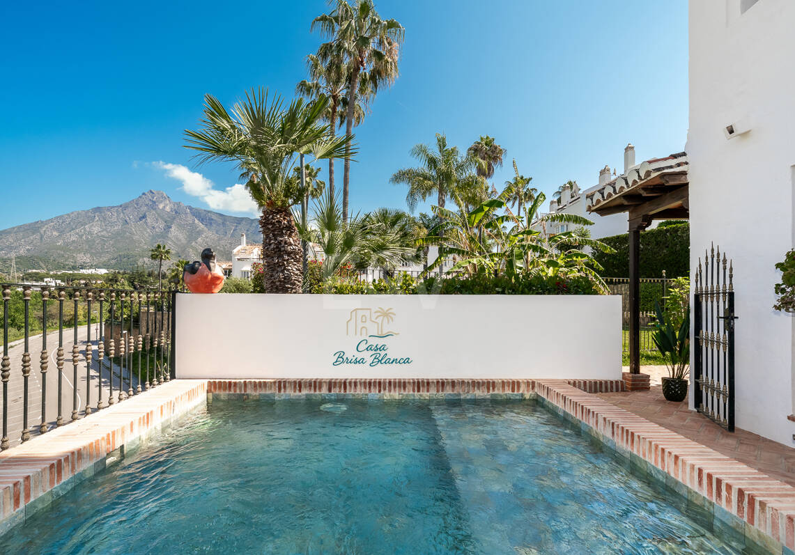 Elegantes Eckreihenhaus mit Privatem Pool in Strandnähe an der Goldenen Meile