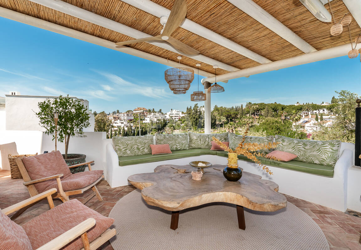 Elegante casa adosada de esquina con piscina privada a pasos de la playa en la Milla de Oro