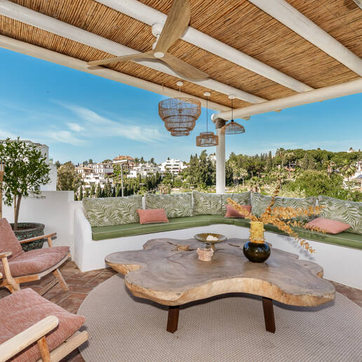 Elegante casa adosada de esquina con piscina privada a pasos de la playa en la Milla de Oro