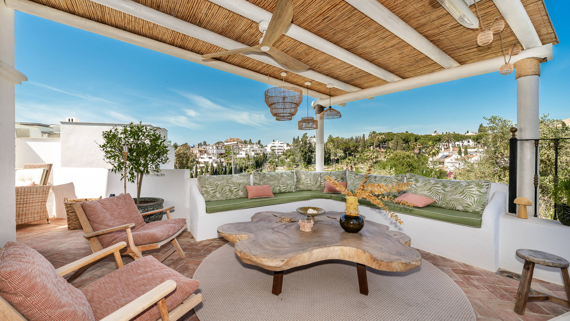 Elegante casa adosada de esquina con piscina privada a pasos de la playa en la Milla de Oro