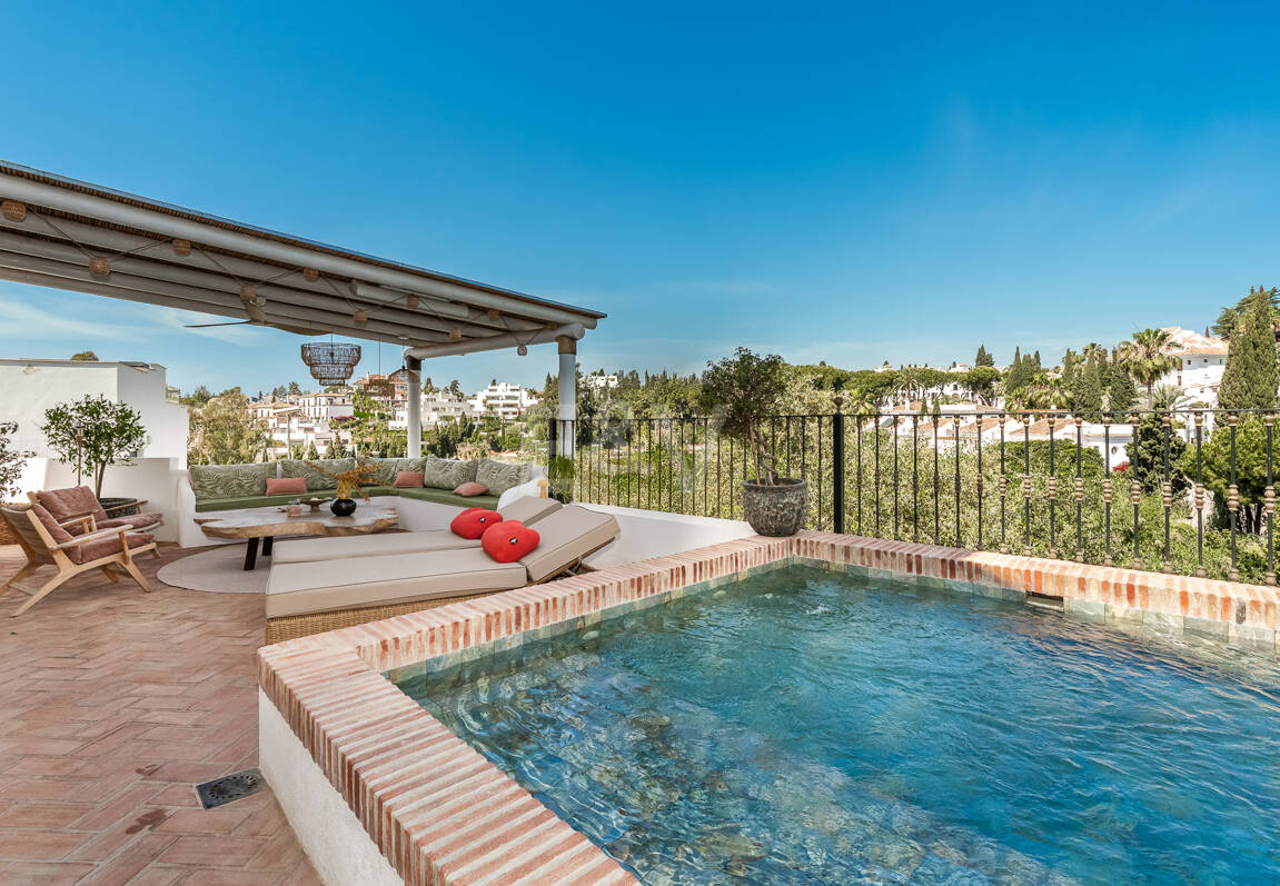 Elegante casa adosada de esquina con piscina privada a pasos de la playa en la Milla de Oro