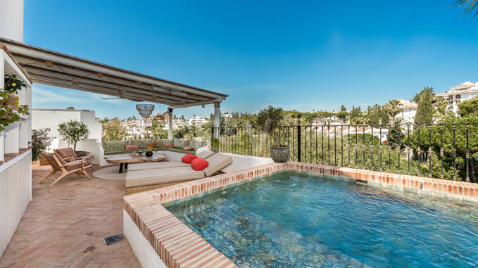 Elegant Corner Townhouse med privat pool gångavstånd till stranden på Marbellas Golden Mile