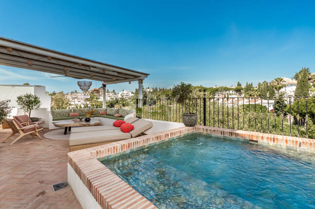 Elegante casa adosada de esquina con piscina privada a pasos de la playa en la Milla de Oro
