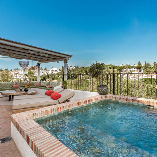 Elegante casa adosada de esquina con piscina privada a pasos de la playa en la Milla de Oro