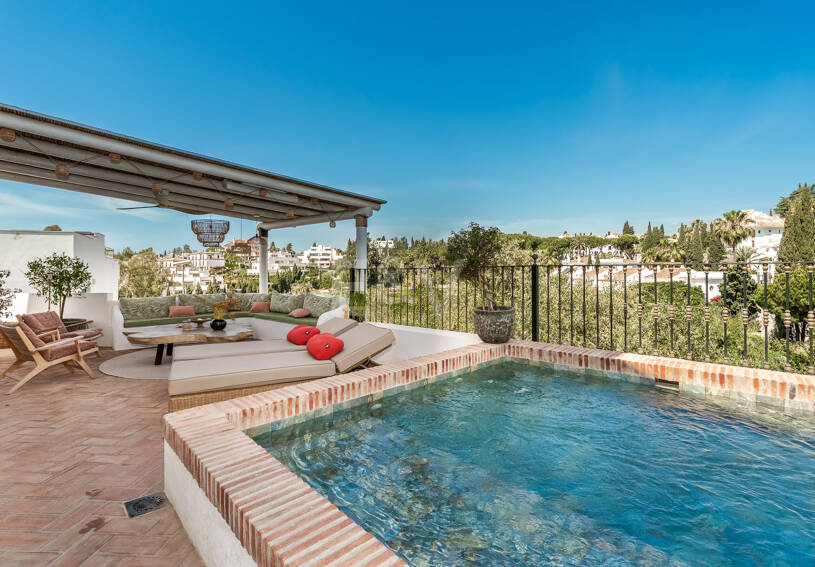 Elegante casa adosada de esquina con piscina privada a pasos de la playa en la Milla de Oro