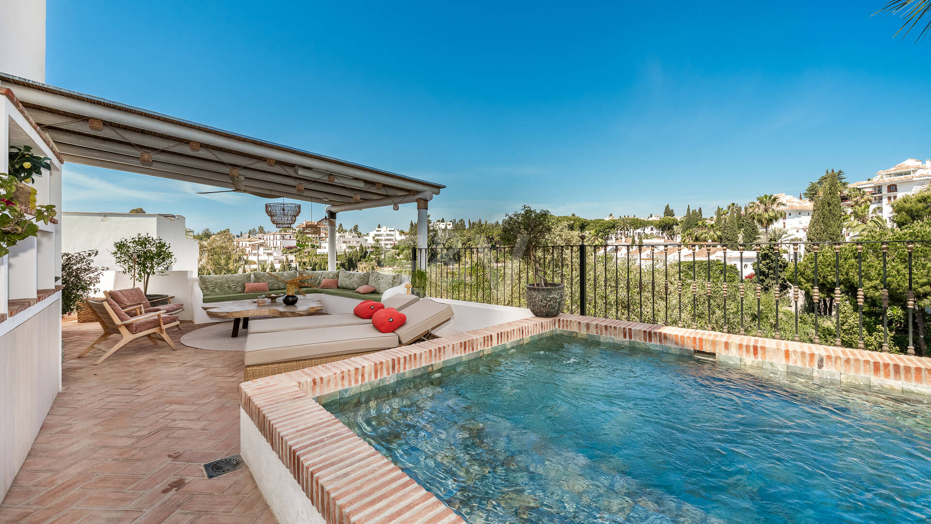 Elegante casa adosada de esquina con piscina privada a pasos de la playa en la Milla de Oro