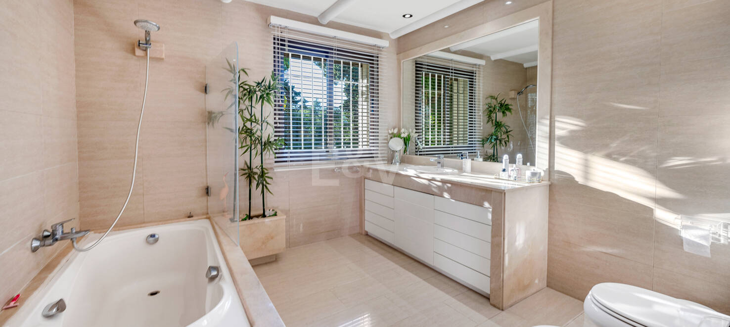 Villa Front Line Golf in a Gated Community