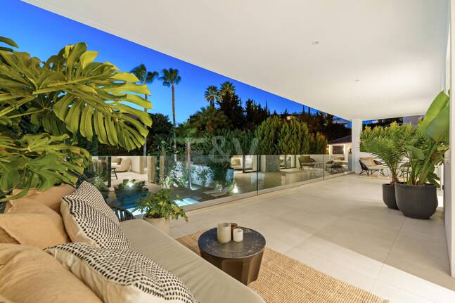 Luxuriöse zeitgemäße Villa nur wenige Minuten von Puerto Banús entfernt