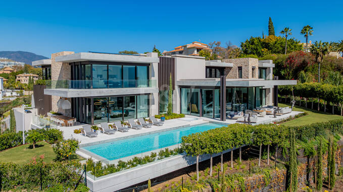 Modern Masterpiece-Villa skryter Andas havsutsikt