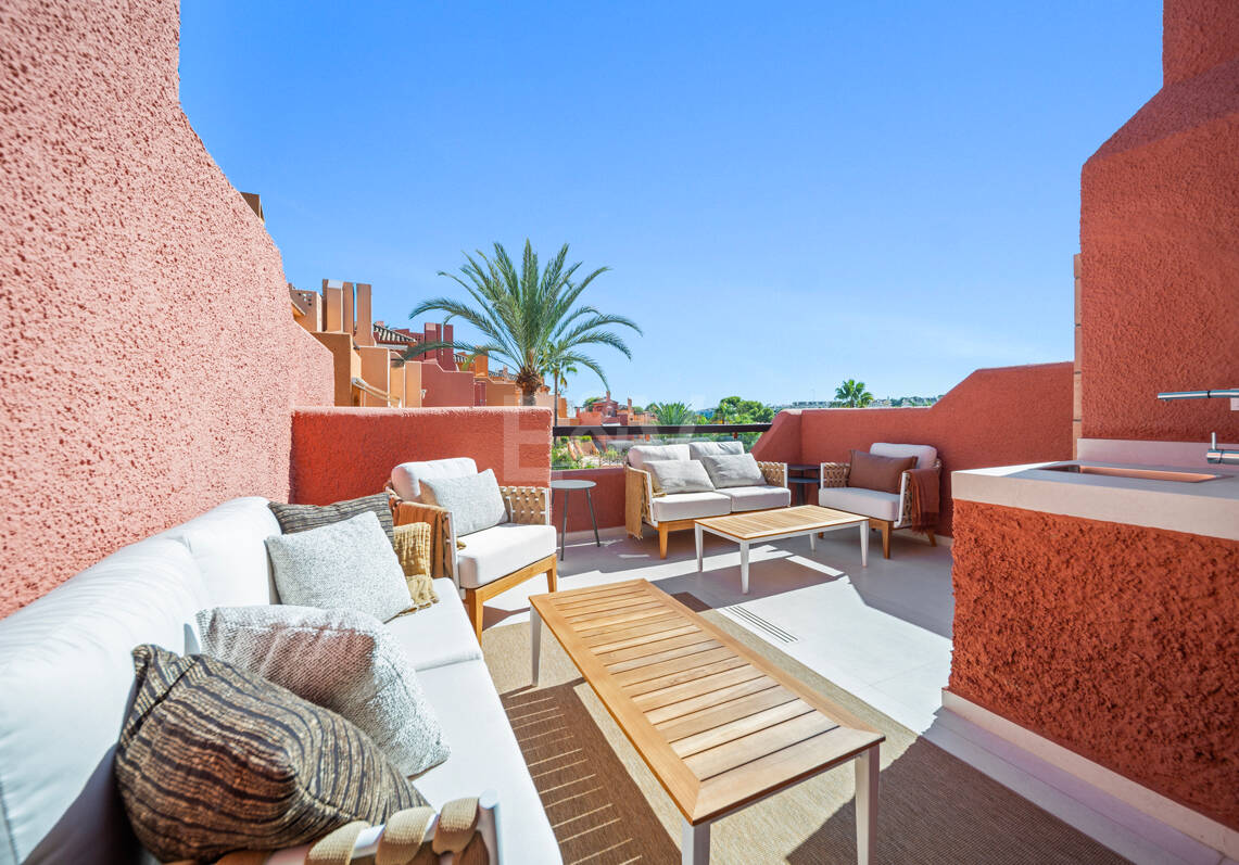 Luxuriöses Bezugsfertiges Reihenhaus im Nueva Andalucía, Exklusiven Golf-Tal von Marbella