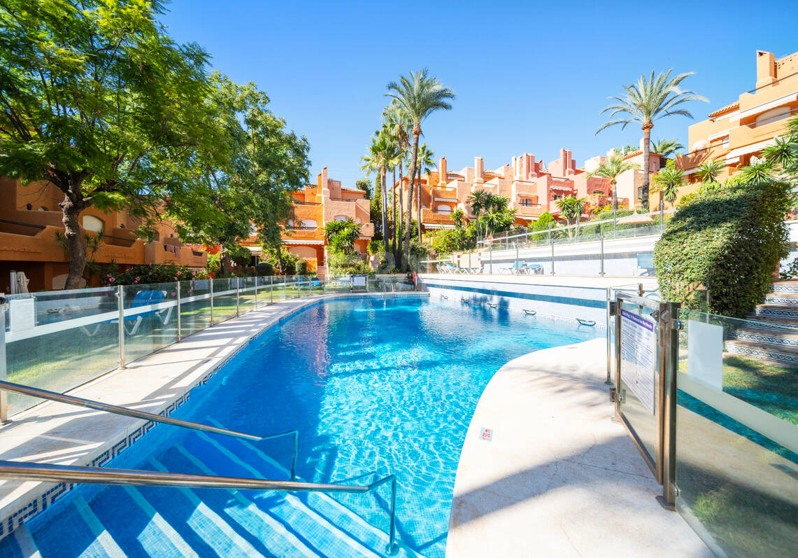 Luxuriöses Bezugsfertiges Reihenhaus im Nueva Andalucía, Exklusiven Golf-Tal von Marbella