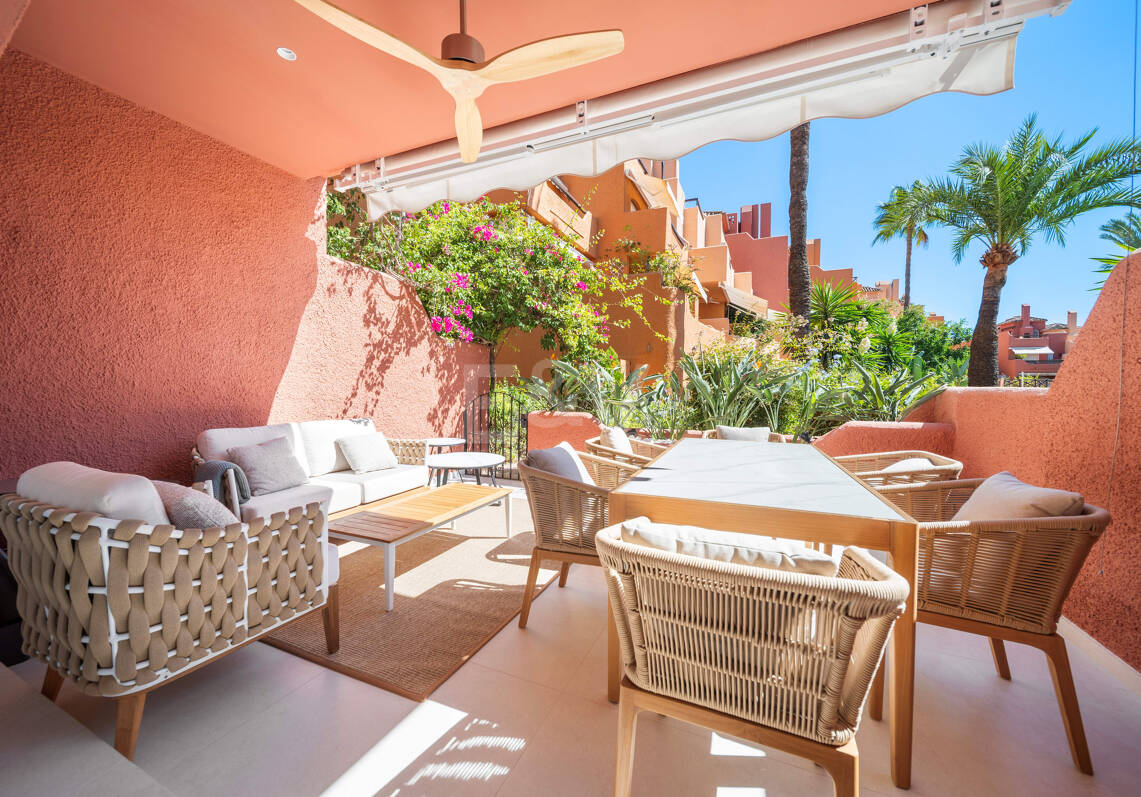 Luxuriöses Bezugsfertiges Reihenhaus im Nueva Andalucía, Exklusiven Golf-Tal von Marbella