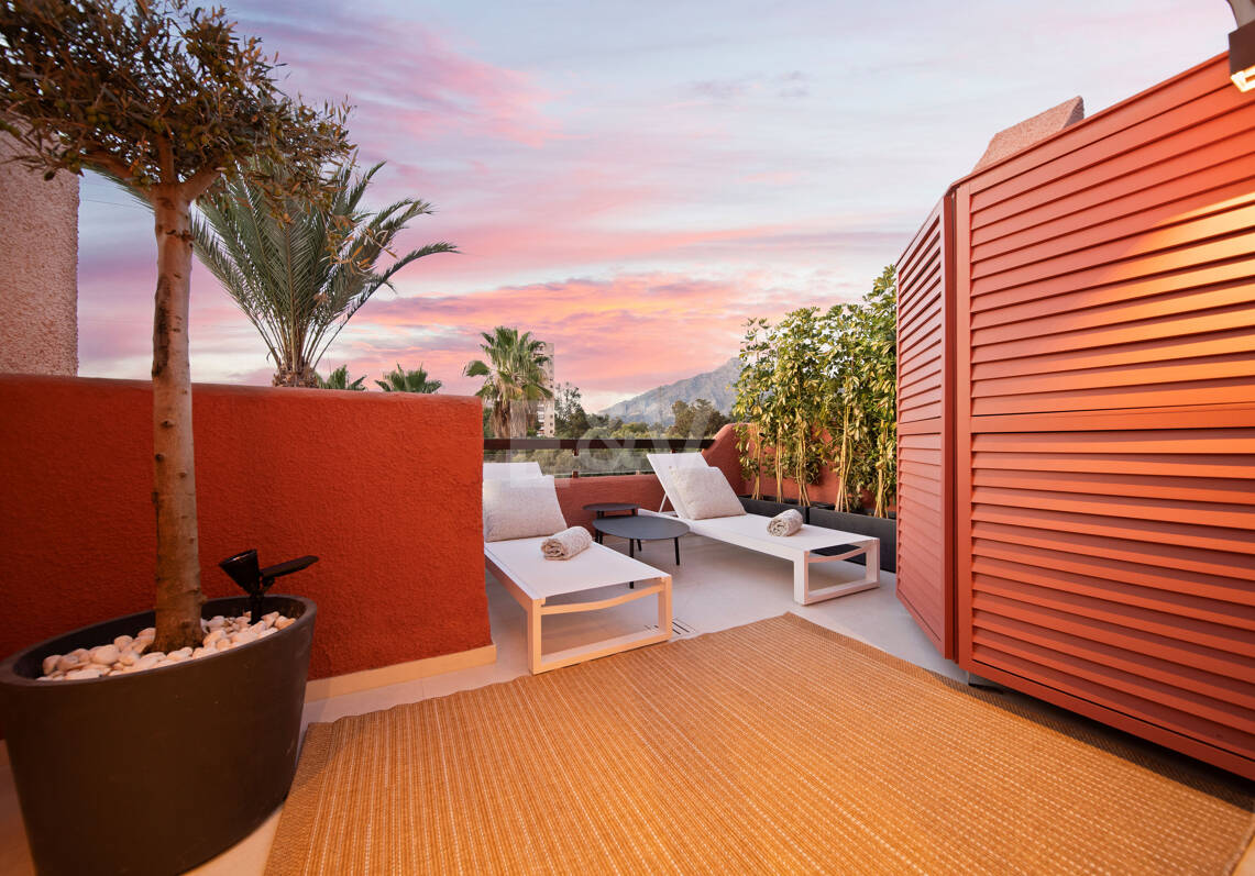 Luxuriöses Bezugsfertiges Reihenhaus im Nueva Andalucía, Exklusiven Golf-Tal von Marbella