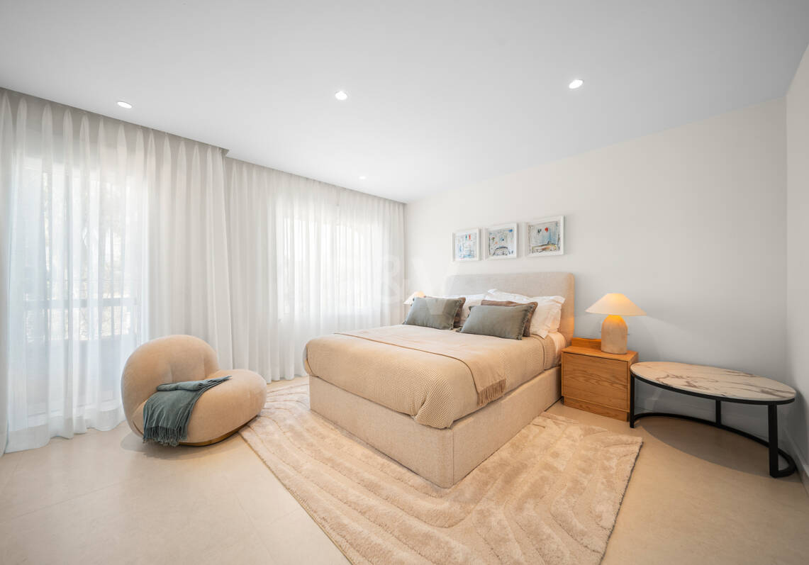 Luxuriöses Bezugsfertiges Reihenhaus im Nueva Andalucía, Exklusiven Golf-Tal von Marbella