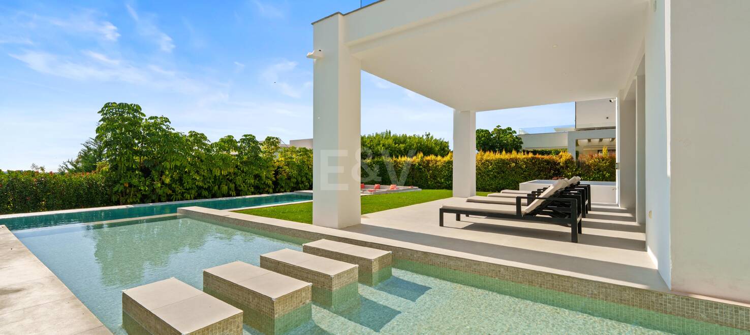 Contemporary Luxury Villa in La Quinta with Panoramic Views and Premium Amenities