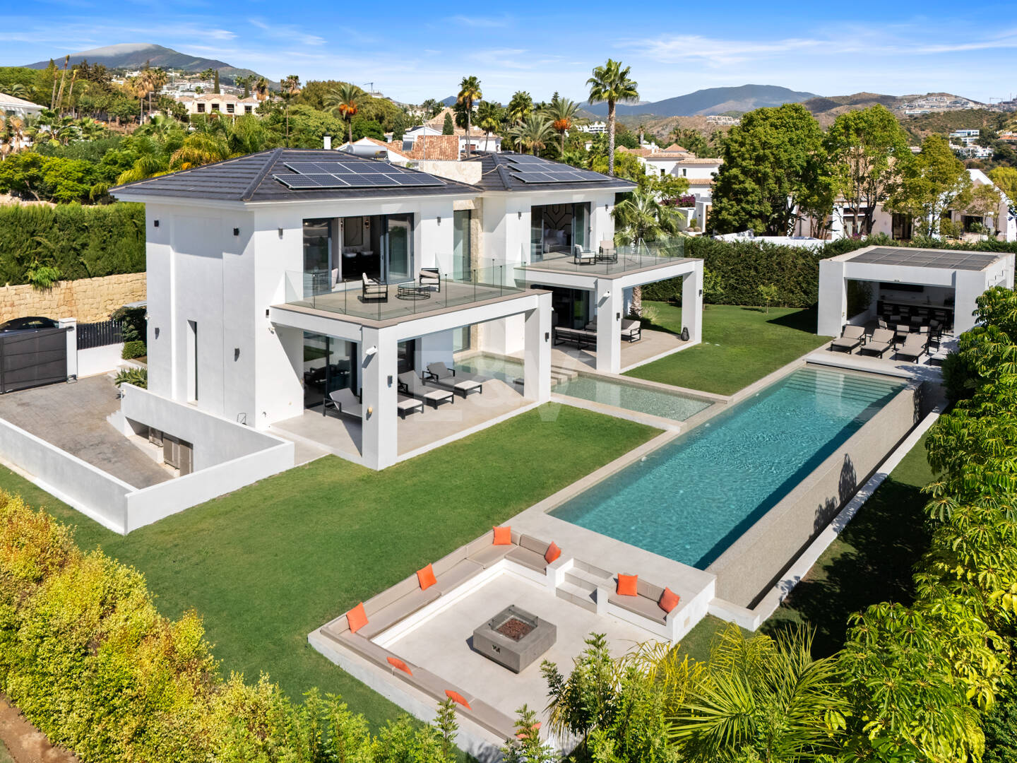 Villa Contemporánea de Lujo con Vistas Abiertas y Amenidades Exclusivas