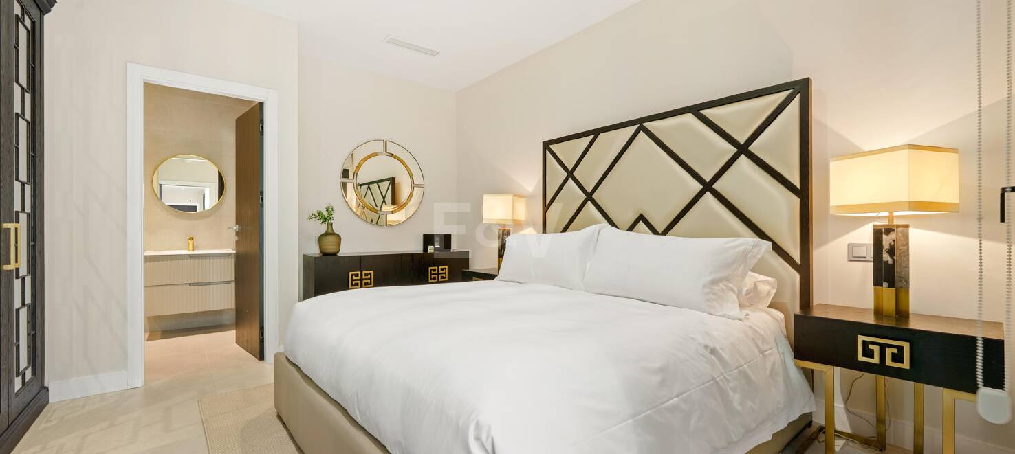 Contemporary Luxury Villa in La Quinta with Panoramic Views and Premium Amenities