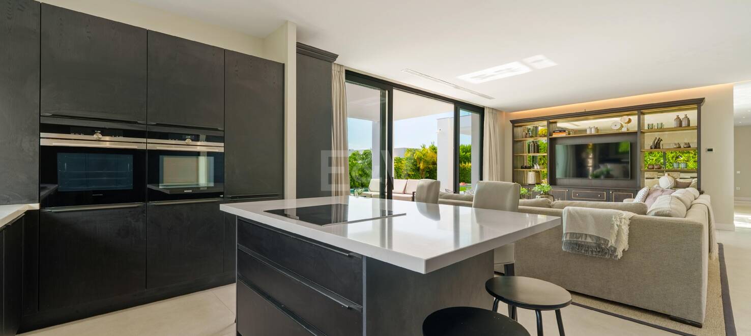 Contemporary Luxury Villa in La Quinta with Panoramic Views and Premium Amenities