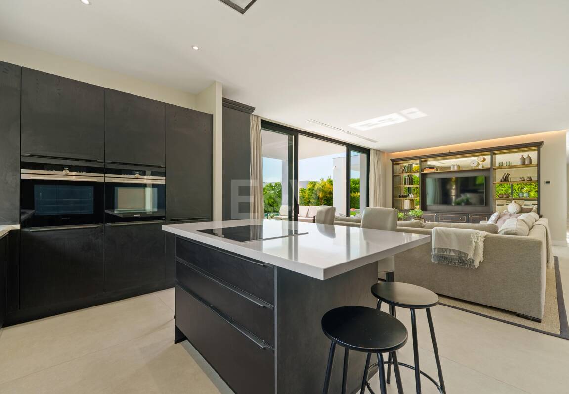 Villa Contemporánea de Lujo con Vistas Abiertas y Amenidades Exclusivas