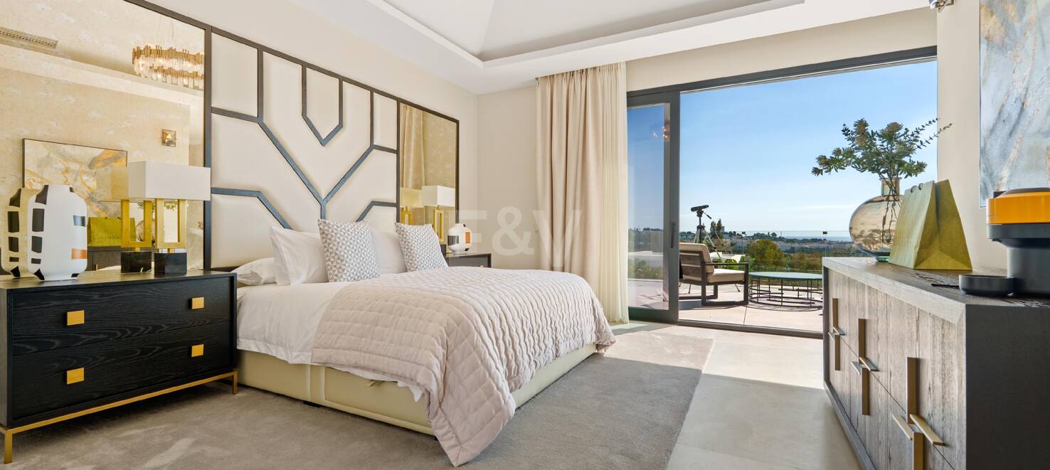 Contemporary Luxury Villa in La Quinta with Panoramic Views and Premium Amenities